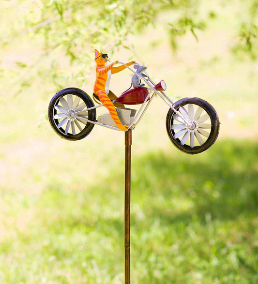 Een metalen windmolen in de vorm van een oude fiets