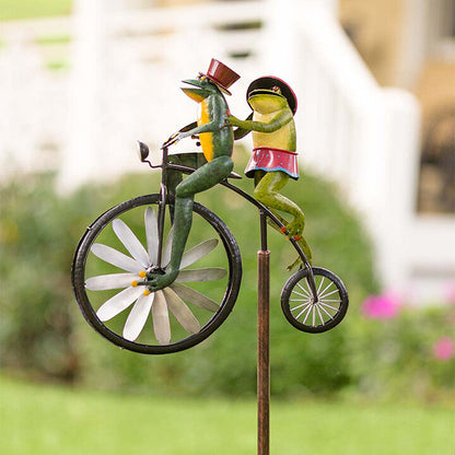 Een metalen windmolen in de vorm van een oude fiets